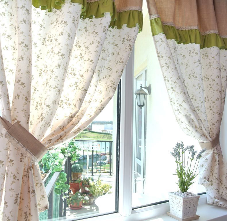 Совет: Из какой ткани можно сшить шторы на кухню?